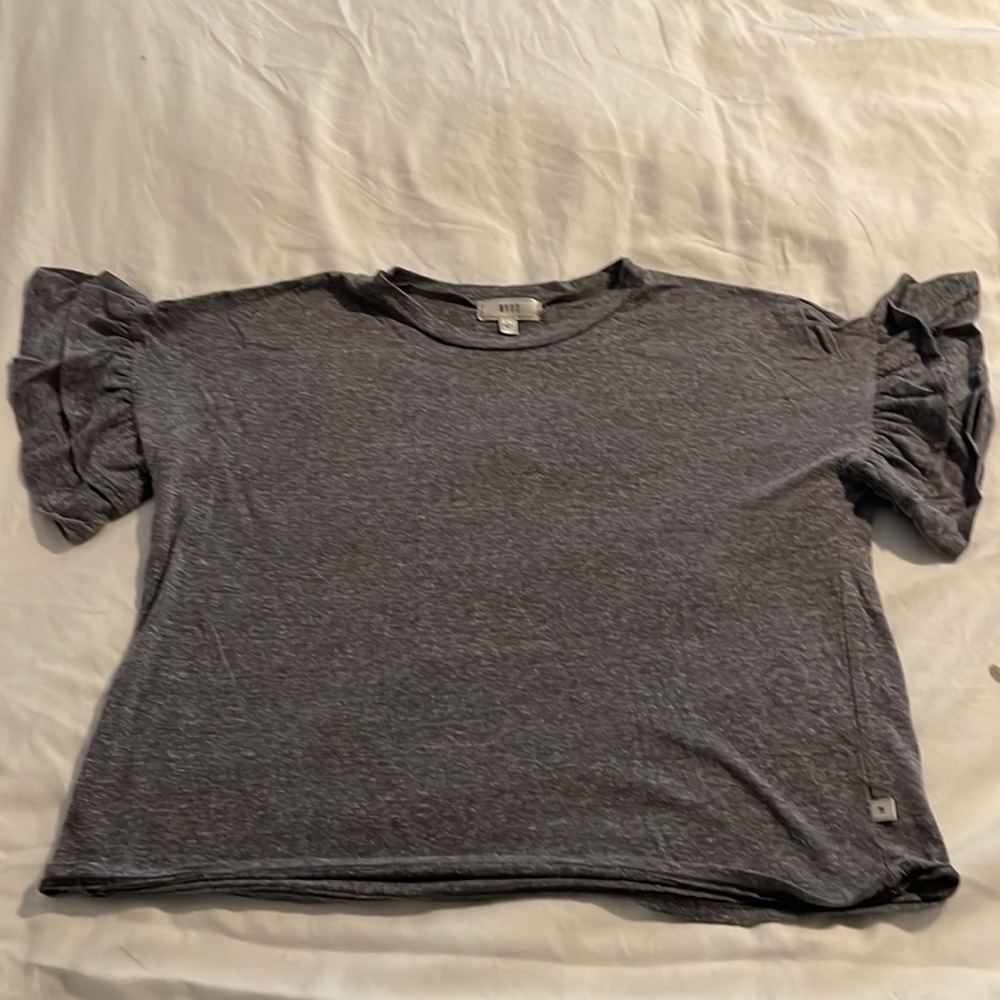 Size medium NYTT top, sleeve detail, gray